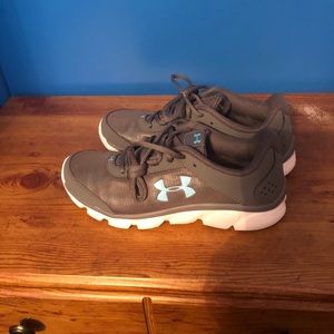 Brand new never worn women’s under armour shoes